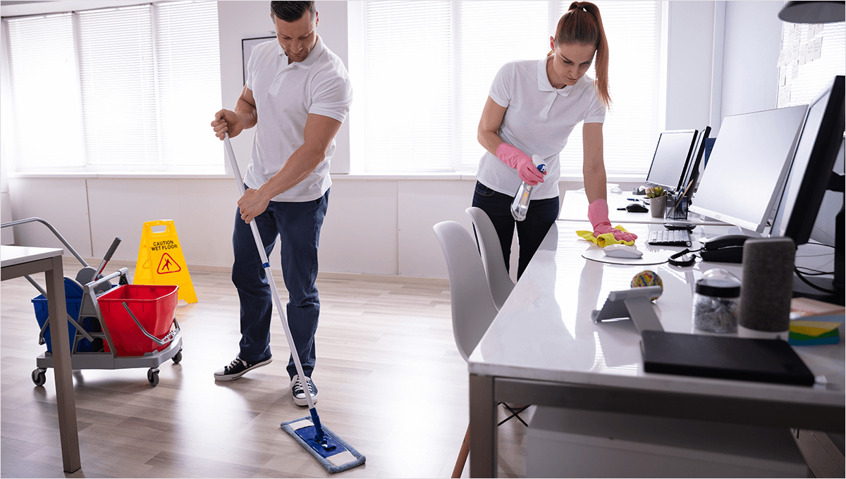 Lingettes désinfectantes et des mouchoirs en papier aux équipes